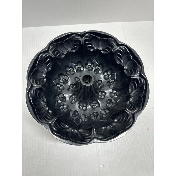 Nordic Ware Violet Flower Bundt Cake Pan Williams Sonoma 10 Cup USA Retired - Picture 3 of 5